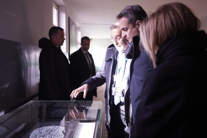 Ο Κυριάκος Μητσοτάκης με την σύζυγό του Μαρέβα ξεναγείται στο κολαστήριο του Αουσβιτς -Φωτογραφία: ΓτΠ ΠΑΠΑΜΗΤΣΟΣ ΔΗΜΗΤΡΗΣ