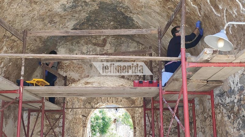Μια γυναίκα και ένας άνδρας εργάζονται για την αποκατάσταση της Σπιναλόγκας