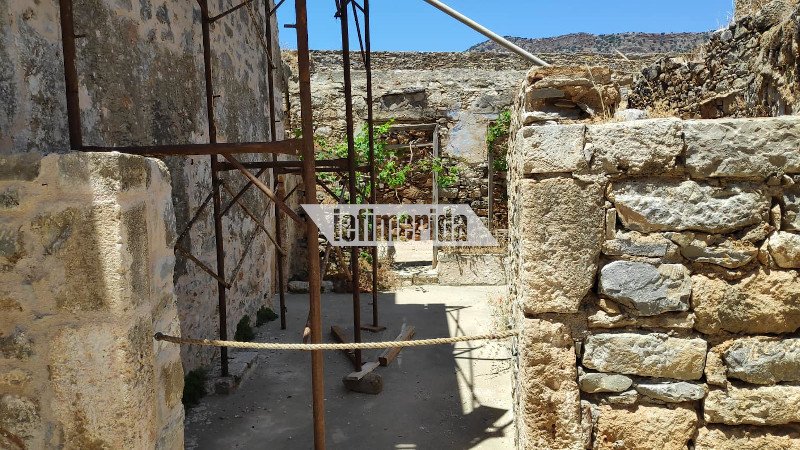 Σκαλωσιές σε δρόμο της Σπιναλόγκας