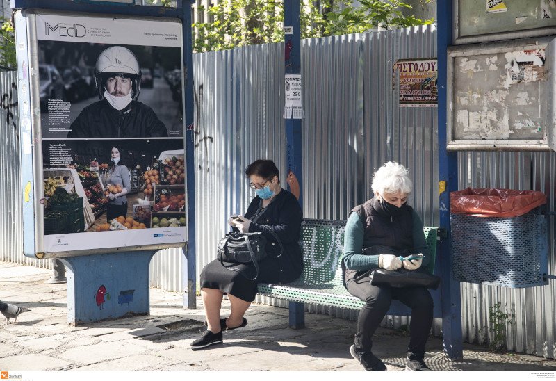 Στις στάσεις του ΟΑΣΘ, ο κόσμος που περίμενε για να επιβιβαστεί σε αστικό λεωφορείο ήταν ελάχιστος με μάσκες