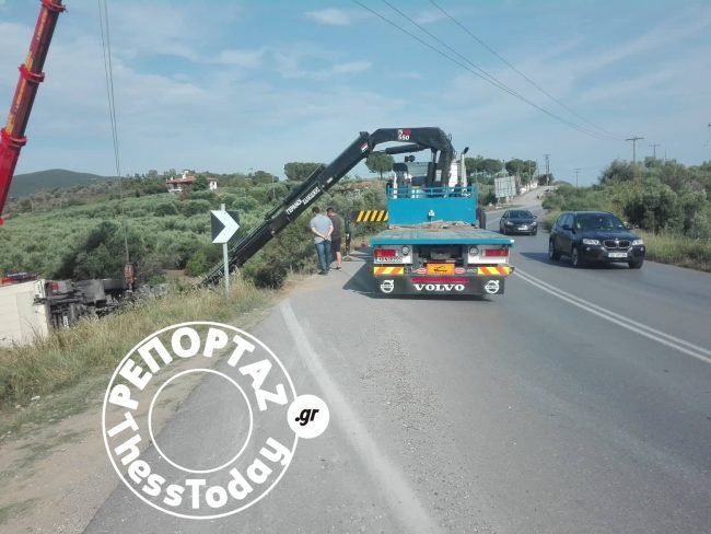 Η χαράδρα όπου έπεσε η νταλίκα στην Χαλκιδική