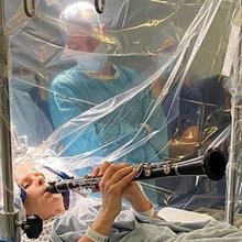 Ασθενής με Πάρκινσον έπαιζε κλαρινέτο κατά τη διάρκεια εγχείρησης στον εγκέφαλο