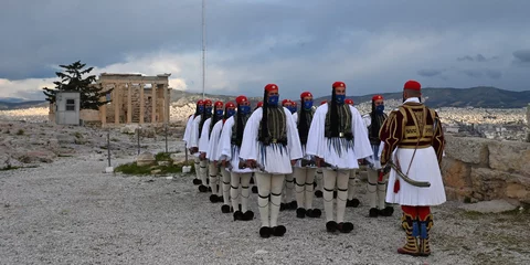 Το άγημα των ευζώνων στην Ακρόπολη για την έπαρση της σημαίας ανήμερα της εθνικής επετείου