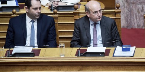 Ο Θάνος Πετραλιάς και ο Κωστής Χατζηδάκης στη Βουλή
