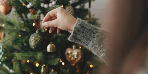Ούτε κόκκινο ούτε λευκό: Το chic χρώμα που θα στολίσει τα πιο κομψά δέντρα φέτος