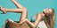 H Μπαρ Ραφαέλι ξαναγίνεται παιδί και παίζει στην άμμο σε παραλίες του Ισραήλ [ε