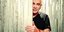 Ο πιτσιρικάς Γιάννης Ζουγανέλης με πλούσιο μαλλί χαμογελάει στην κάμερα [εικόνα]