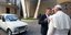 Το κορυφαίο δώρο προς τον Πάπα – Ιερέας του χάρισε αυτοκίνητο 20 ετών με 300.000