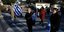 Ανθρωποι στη διάβαση με ελληνικές σημαίες στα χέρια