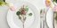Ανοιξιάτικο τραπέζι, λευκό σερβίτσιο με λουλούδια και μαχαιροπίρουνα 