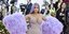 H Κάιλι Τζένερ με μοβ μαλλιά και μοβ πούπουλα στα χέρια