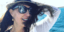 Η Νία Βαρντάλος με γυαλιά ηλίου και καπέλο πάνω σε πλοίο