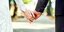 νύφη και γαμπρός κρατιούνται χέρι χέρι