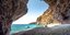 Σπηλιά σε παραλία της Κρήτης