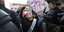 Διαδηλωτής στο Παρίσι ανάμεσα σε αστυνομικούς