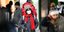 Γυναίκα με κόκκινο κασκόλ και ιατρική μάσκα σε δρόμο της Γερμανίας