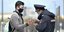 Αστυνομικός κάνει έλεγχο στη Ρωσία