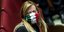 Ιταλίδα βουλευτής με μάσκα στα χρώματα της χώρας