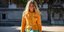 γυναίκα με κίτρινο σακάκι στην εβδομάδα μόδας 