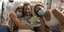Ο 54χρονος Γκρεγκ Γκάρφιλντ στο κρεβάτι του νοσοκομείου με την αδερφή του (αριστερά) και τη σύντροφό του (δεξιά) 