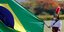 Αξιωματικός κρατά την σημαία της Βραζιλίας