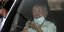 Ηλικιωμένος κάνει το εμβόλιο του κορωνοϊού μέσα από αυτοκίνητο