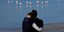Ζευγάρι αγκαλιασμένο παρακολουθεί τα φλαμίγκο στην Κύπρο