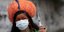 Ινδιάνα με μάσκα και ψεύτικο εμβόλιο