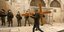 Πιστός μεταφέρει ξύλινο σταυρό στην Οδό του Μαρτυρίου στην Ιερουσαλήμ