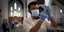 άνδρας νοσηλευτής με εμβόλιο για κορωνοϊό σε Βραζιλία