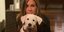 Η Τζένιφερ Άνιστον αγκαλιά με τον σκύλο της 