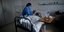 Γυναίκα γιατρός εξετάζει γυναίκα ασθενή με κορωνοϊό σε νοσοκομείο στην Αργεντινή