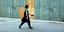 κοπέλα με μάσκα και γαλάζια μπλούζα περπατάει στην Κύπροο