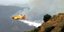 αεροπλάνο ρίχνει νερό σε φωτιά στην Κρήτη