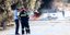 Αστυνομικός και πυροσβέστες μπροστά από εστία φωτιάς στο Ηράκλειο Κρήτης