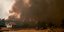 Οι φλόγες πλησιάζουν σε οίκημα στη φωτιά στα Βίλια