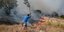 Προσπάθεια κατάσβεσης της φωτιάς στην Κερατέα με κλαδιά