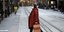 γυναίκα με σακούλα περπατάει στον δρόμο Αυστραλία