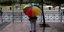 Πολύχρωμη ομπρέλα για τη βροχή στην Αθήνα