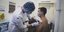 Άνδρας κάνει το εμβόλιο ενάντια στον κορωνοϊό