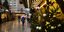κόσμος περπατά χριστουγεννιάτικη αγορά στη Γερμανία