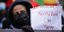 Διαδηλώτρια με καταγωγή από την Αιθιοπία ζητάει τον τερματισμό των συγκρούσεων σε εκδήλωση στη Γερμανία