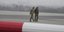 άνδρες περπατούν στον αεροδιάδρομο