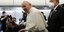 Πάπας Φραγκίσκος μεσα σε αεροπλανο 