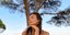 Η Ρωσίδα infuencer Alina Yoga ποζάρει μπροστά από ένα δέντρο