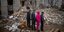 Άνθρωποι στέκονται σε χαλάσματα στην πόλη του Τσερνίχιβ
