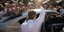 Ο Κυριάκος Μητσοτάκης χαιρετά πολίτες στην Ηγουμενίτσα