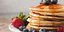 Λαχταριστά pancakes με φρέσκα βατόμουρα, φράουλες και σιρόπι