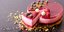 Λαχταριστό κομμάτι κέικ βατόμουρο, με φρέσκες φράουλες, σμέουρα, βατόμουρα, φραγκοστάφυλα και φιστίκια