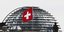 η σημαία της Ελβετίας σε κτίριο